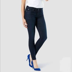 EUC - Denizen by Levi ‘Modern Skinny’ Medium Rise Jean